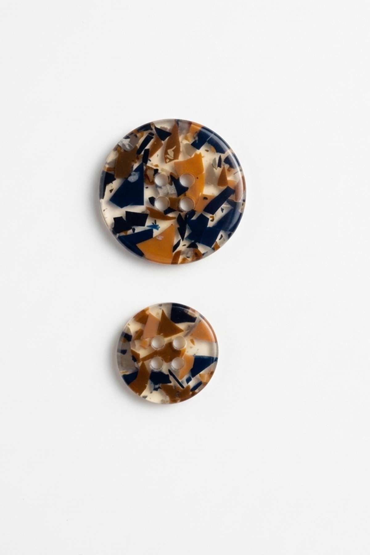 Polyester Döküm Parçalı Model 4 Delikli Düğme 36 Boy LDR-309 (120 Adet)